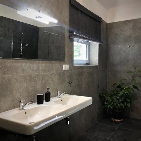 Mezonetovy S Terasou Na Samote V Lese דירה *